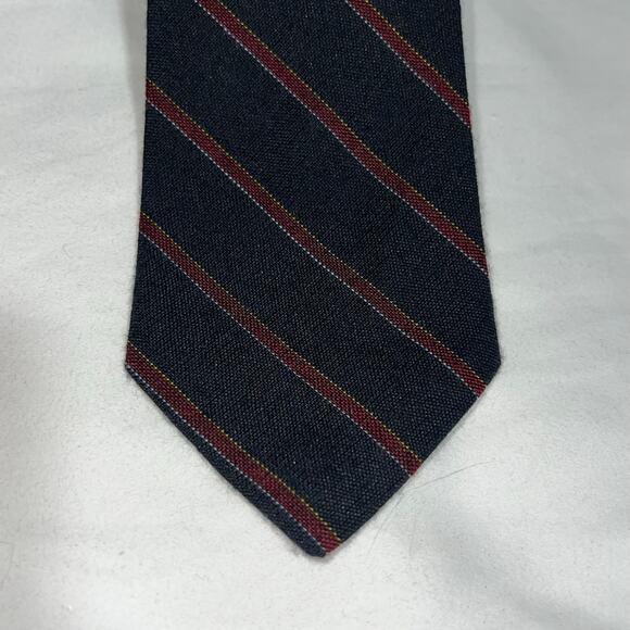 Sleek Royal Knight Striped Tie for Modern Men - Picture 2 of 3